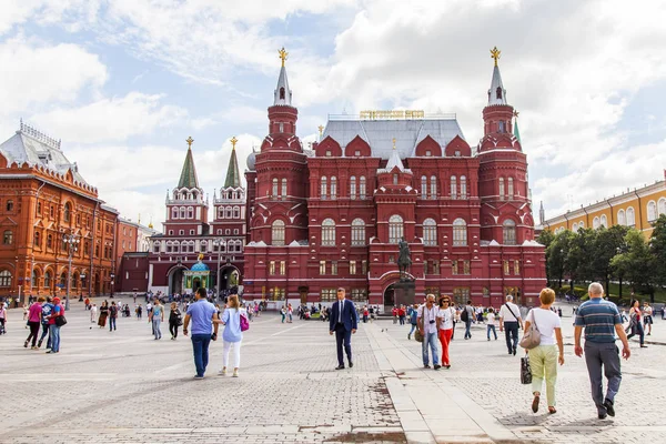 MOSCOW, RUSSIA, em 31 de julho de 2017. As pessoas vão perto do edifício do museu Histórico (constrói-se em 1875 - 1881 em formas da arquitetura russa do 16o século) em Manezhnaya Square . — Fotografia de Stock