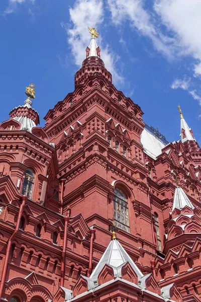 MOSCOW, RUSSIA, em 31 de julho de 2017. O sol ilumina uma fachada do edifício do Museu Histórico estatal e a sua decoração peculiar — Fotografia de Stock