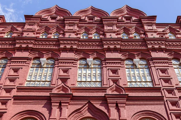 Moskva, Ryssland, den 31 juli 2017. Solen lyser en fasad av byggnaden av Statens historiska Museum och dess säregna inredning — Stockfoto