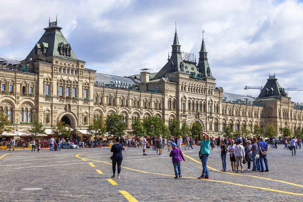 MOSCÚ, RUSIA, 31 de julio de 2017. La tienda histórica GUM es una parte de un complejo arquitectónico de la Plaza Roja, el conocido centro comercial y uno de los símbolos de Moscú . — Foto de Stock