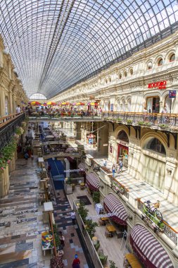 Moskova, Rusya, üzerinde 31 Temmuz 2017. İnsan tarihi salonu sakız ticaret galerileri üzerinde gidip kafede biraz dinlen. Sakız Kızıl Meydan, bilinen Alışveriş Merkezi, Moskova'nın simgelerinden birini mimari kompleksinin bir parçasıdır. 