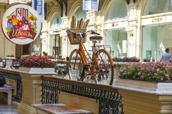 Moskova, Rusya, üzerinde 31 Temmuz 2017. Tarihsel Dükkanı sakız Bisiklet ve çiçek tarafından dekore ticaret galerileri. Sakız Kızıl Meydan, bilinen alışveriş merkezi mimari bir kompleksinin bir parçasıdır — Stok fotoğraf