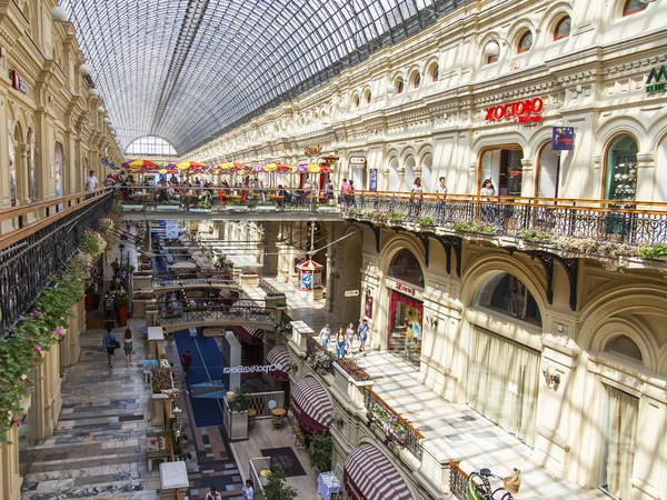 Moskva, Rusko, na 31 červenci 2017. Lidé jdou na obchodní galerie historických shop guma a odpočinout v kavárně. Dáseň je součástí architektonického komplexu Rudého náměstí, známé nákupní centrum a jeden ze symbolů z Moskvy. — Stock fotografie