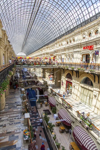 Moskova, Rusya, üzerinde 31 Temmuz 2017. İnsan tarihi salonu sakız ticaret galerileri üzerinde gidip kafede biraz dinlen. Sakız Kızıl Meydan, bilinen Alışveriş Merkezi, Moskova'nın simgelerinden birini mimari kompleksinin bir parçasıdır. — Stok fotoğraf
