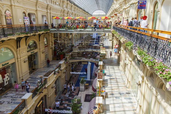 Moskou (Rusland), op 31 juli 2017. Mensen gaan op handel galerijen van historische shop kauwgom en hebben een rust in café. Het tandvlees is een onderdeel van een architecturale complex Rode plein, het bekende winkelcentrum en één van de symbolen van Moskou. — Stockfoto