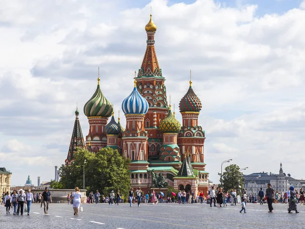 Moskva, Rusko, na 31 červenci 2017. Lidé chodí na Rudém náměstí. St. Basil's Cathedral (katedrála Pokrovsky) v dálce — Stock fotografie