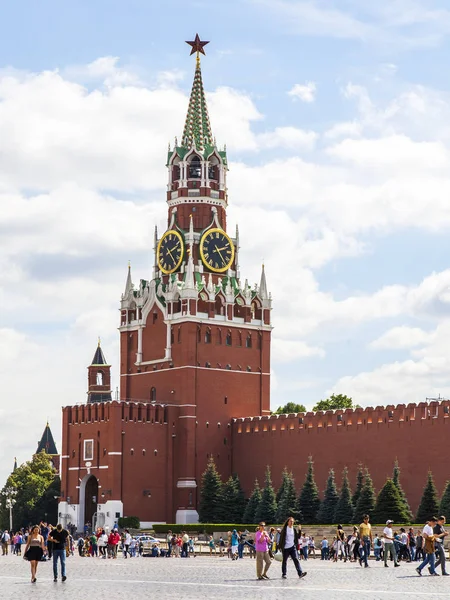 MOSCOW, RUSSIA, em 31 de julho de 2017. O sol ilumina a Torre Spasskaya do Kremlin e o mausoléu na Praça Vermelha — Fotografia de Stock