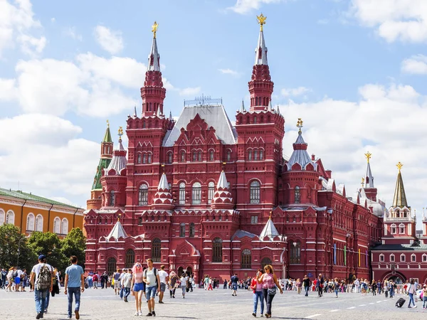 モスクワ、ロシア、2017 年 7 月 31 日に。人々 が赤の広場での歴史的博物館 (1875-1881 年 16 世紀のロシア建築の形態の構築) の建物の近くに行く. — ストック写真