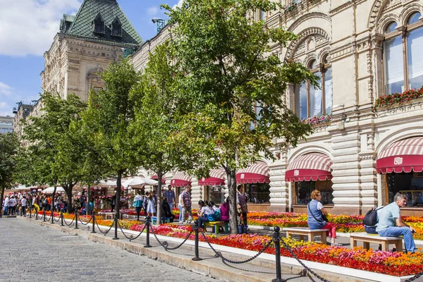 Moskova, Rusya, üzerinde 31 Temmuz 2017. Bir cephe tarihi Shop sakız taze çiçekler bir çim halı ile süslüdür önce kaldırım