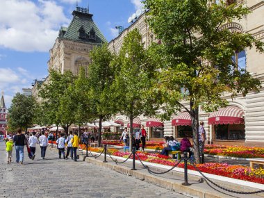 Moskova, Rusya, üzerinde 31 Temmuz 2017. Bir cephe tarihi Shop sakız taze çiçekler bir çim halı ile süslüdür önce kaldırım