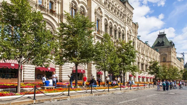 Moskva, Ryssland, den 31 juli 2017. Trottoaren innan en fasad av historiska shop tuggummi är dekorerad med en gräsmatta matta från färska blommor — Stockfoto