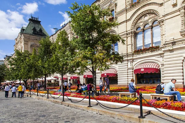 MOSCÚ, RUSIA, 31 de julio de 2017. La acera frente a una fachada de la tienda histórica GUM está decorada con una alfombra de césped de flores frescas — Foto de Stock