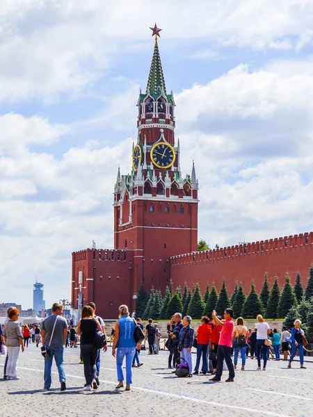 MOSCOU, RUSSIE, le 31 juillet 2017. Le soleil illumine la tour Spasskaya du Kremlin et le mur du Kremlin sur la Place Rouge — Photo