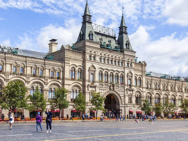 Moskau, russland, am 31. juli 2017. der historische shop gum ist ein teil eines architektonischen komplexes aus rotem platz und dem bekannten einkaufszentrum — Stockfoto