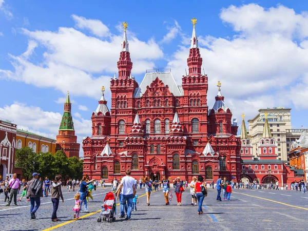 MOSCOU, RUSSIE, le 31 juillet 2017. Les gens vont près du bâtiment du musée historique (il est construit en 1875 - 1881 dans les formes de l'architecture russe du XVIe siècle) à la Place Rouge . — Photo