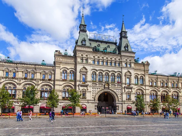 MOSCOW, Rusland, den 31. juli 2017. Den historiske butik GUM er en del af et arkitektonisk kompleks af Red Square og det kendte indkøbscenter - Stock-foto