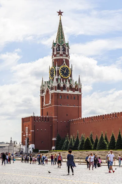MOSCOW, RUSSIA, on July 31, 2017. The sun lights Spasskaya Tower of the Kremlin and the Kremlin wall at Red Square — Stock Photo, Image