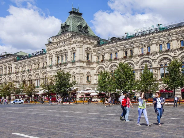 MOSCOW, Rusland, den 31. juli 2017. Den historiske butik GUM er en del af et arkitektonisk kompleks af Red Square og det kendte indkøbscenter - Stock-foto