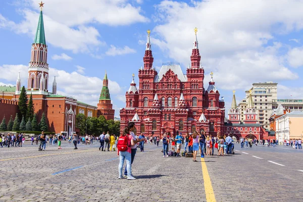 MOSCOW, RUSSIA, em 31 de julho de 2017. As pessoas vão perto do edifício do museu Histórico (constrói-se em 1875 - 1881 em formas da arquitetura russa do 16o século) na Praça Vermelha . — Fotografia de Stock