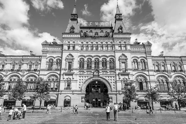 MOSCOW, RUSSIA, on July 31, 2017. The historical shop GUM is a part of an architectural complex of Red Square and the known shopping center — Stock Photo, Image