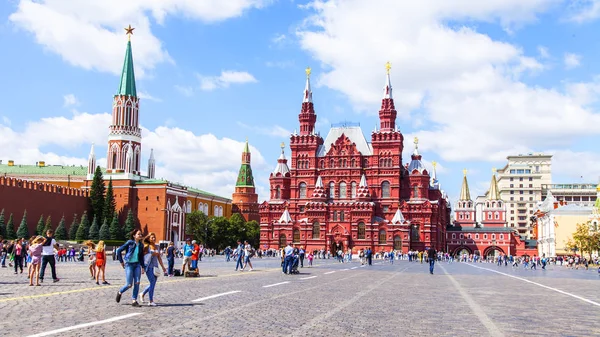 MOSCOW, RUSSIA, em 31 de julho de 2017. As pessoas vão perto do edifício do museu Histórico (constrói-se em 1875 - 1881 em formas da arquitetura russa do 16o século) na Praça Vermelha . — Fotografia de Stock