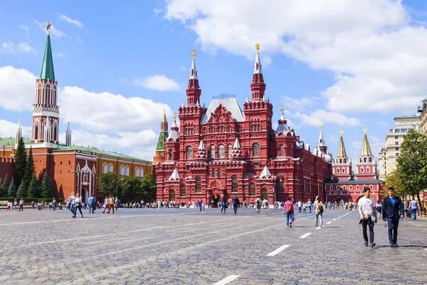 MOSCOW, RUSSIA, em 31 de julho de 2017. As pessoas vão perto do edifício do museu Histórico (constrói-se em 1875 - 1881 em formas da arquitetura russa do 16o século) na Praça Vermelha . — Fotografia de Stock