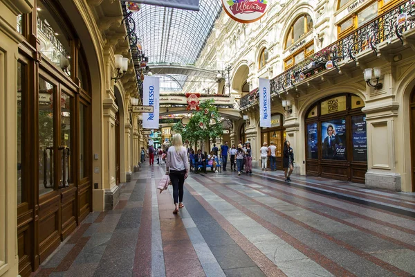 Moskou (Rusland), op 31 juli 2017. Mensen gaan op handel galerijen van historische shop kauwgom en hebben een rust in café. Het tandvlees is een onderdeel van een architecturale complex Rode plein, het bekende winkelcentrum en één van de symbolen van Moskou. — Stockfoto