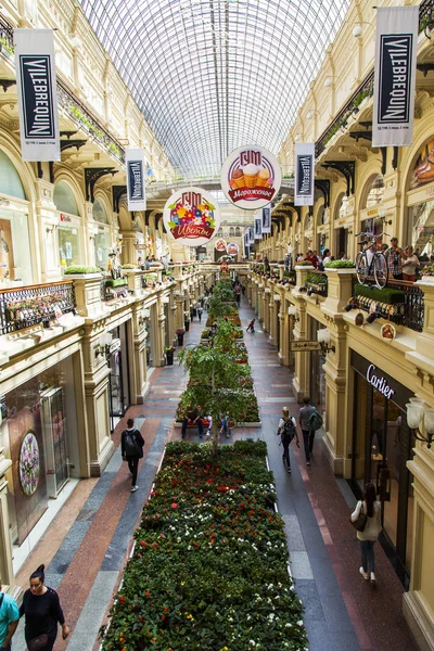 MOSCOW, RUSSIA, em 31 de julho de 2017. As pessoas vão em galerias de comércio da loja histórica GUM e têm um resto no café. A GUM é uma parte de um complexo arquitetônico da Praça Vermelha, o centro comercial conhecido e um de símbolos de Moscou . — Fotografia de Stock