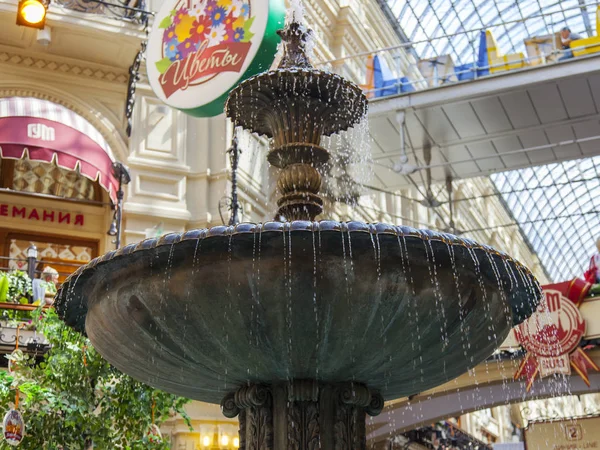 MOSCOW, RUSSIA, on July 31, 2017. The fountain decorates the central part of historical shop GUM which is the known shopping center — Stock Photo, Image