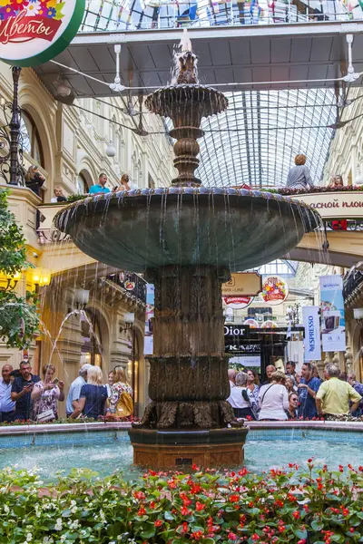 MOSCOW, RUSSIA, on July 31, 2017. The fountain decorates the central part of historical shop GUM which is the known shopping center — Stock Photo, Image