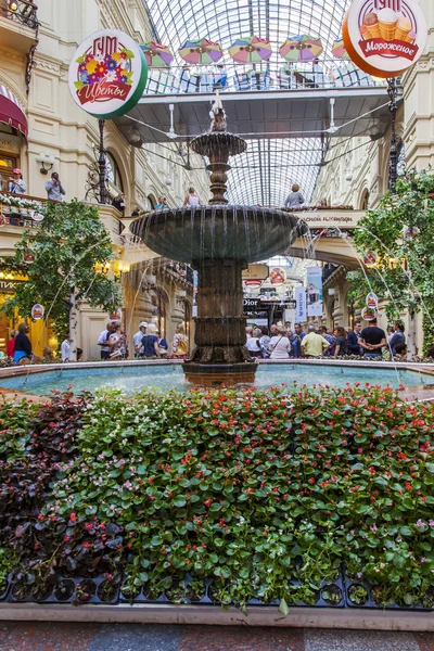 モスクワ、ロシア、2017 年 7 月 31 日に。噴水を飾る歴史的ショップ知られているショッピング センターであるガムの中心部 — ストック写真