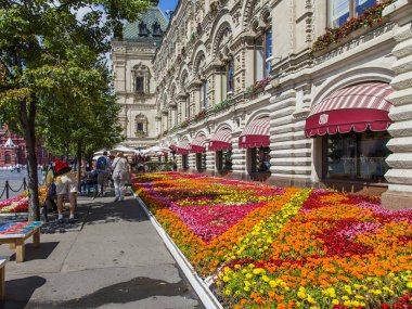 Moskova, Rusya, üzerinde 31 Temmuz 2017. Bir cephe tarihi Shop sakız taze çiçekler bir çim halı ile süslüdür önce kaldırım
