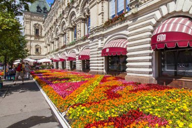 Moskova, Rusya, üzerinde 31 Temmuz 2017. Bir cephe tarihi Shop sakız taze çiçekler bir çim halı ile süslüdür önce kaldırım