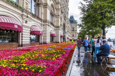 Moskova, Rusya, üzerinde 31 Temmuz 2017. Bir cephe tarihi Shop sakız taze çiçekler bir çim halı ile süslüdür önce kaldırım