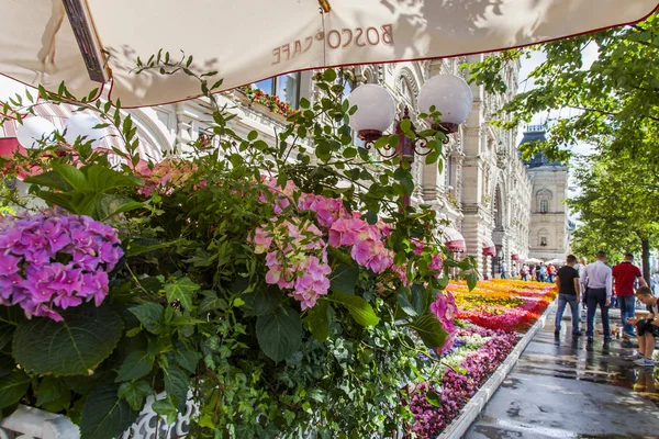 Moskova, Rusya, üzerinde 31 Temmuz 2017. Bir cephe tarihi Shop sakız taze çiçeklerle süslüdür önce kafe — Stok fotoğraf