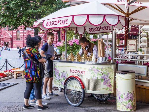 MOSCOW, RUSSIA, em 31 de julho de 2017. Especialidade sorvete está à venda a partir do carrinho antes de uma fachada da loja histórica GUM — Fotografia de Stock