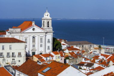 Lizbon, Portekiz, üzerinde 15 Haziran 2017. Yaz günü. Tejo Nehri kıyısında bir tepenin yamacında şehir şehir ve kırmızı çatılar Panoraması bilir  