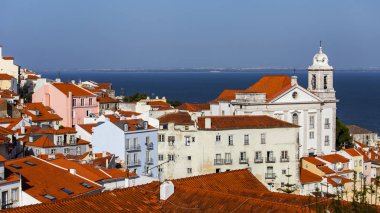 Lizbon, Portekiz, üzerinde 15 Haziran 2017. Yaz günü. Tejo Nehri kıyısında bir tepenin yamacında şehir şehir ve kırmızı çatılar Panoraması bilir  