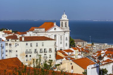 Lizbon, Portekiz, üzerinde 15 Haziran 2017. Yaz günü. Tejo Nehri kıyısında bir tepenin yamacında şehir şehir ve kırmızı çatılar Panoraması bilir  