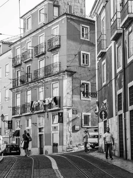 Lissabon, Portugal, 22 juni 2017. Historiska byggnader göra attraktiva skyline av gatan i centrum. människor flyttar på vackra gatan — Stockfoto