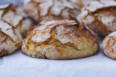 Dükkanda bir sayaçta lezzetli taze ekmek