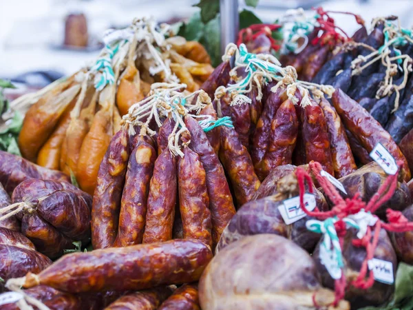 Lizbon, Portekiz, üzerinde 22 Haziran 2017. Biyolojik ürünlerin bir şehir fuarında bir Pazar sayaçta lezzetli sosis