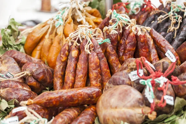 Lizbon, Portekiz, üzerinde 22 Haziran 2017. Biyolojik ürünlerin bir şehir fuarında bir Pazar sayaçta lezzetli sosis