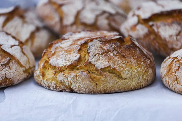Dükkanda bir sayaçta lezzetli taze ekmek