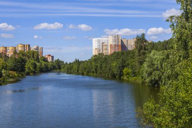 Pushkino, Rusya, 7 Ağustos 2017. Modern multystoried evleri Serebryanka Nehri kıyısında inşa edilir