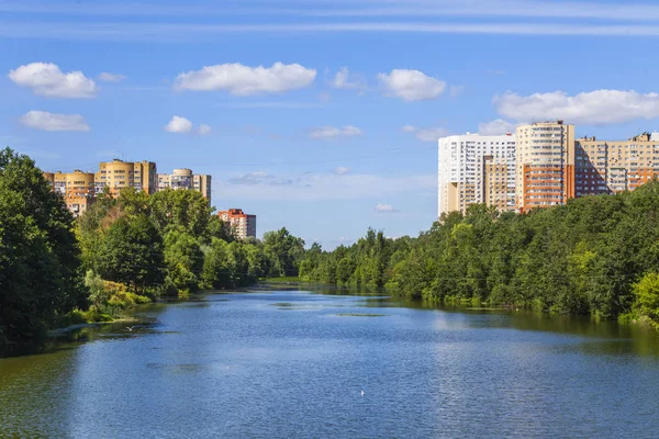 PUSHKINO, RUSSIA, il 7 agosto 2017. Moderne case a più piani sono costruite sulla riva del fiume di Serebryanka — Foto Stock