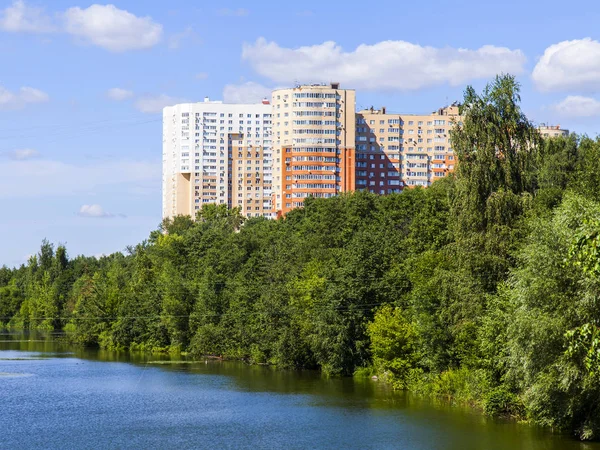 Pushkino, Rusko, na 7 srpna 2017. Moderní multystoried domy jsou postaveny na břehu řeky Serebrjanka — Stock fotografie