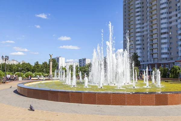 ПУШКИНО, РОССИЯ, 7 августа 2017 года. Прекрасный фонтан украшает бульвар в центре города — стоковое фото