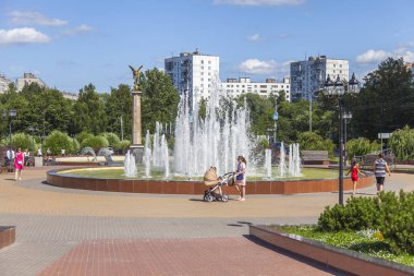 Pushkino, Rusya, 7 Ağustos 2017. Güzel çeşme merkezinde Bulvarı Süsle