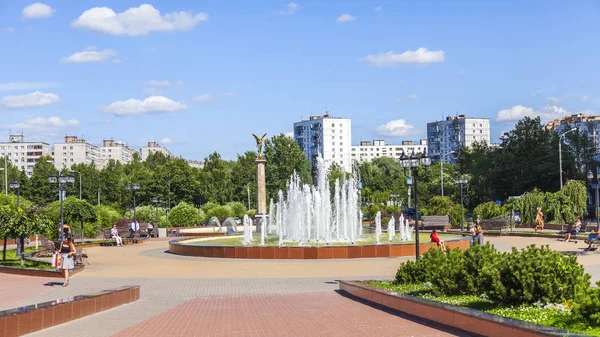 PUSHKINO, RUSSIE, le 7 août 2017. La belle fontaine décore le boulevard du centre-ville — Photo